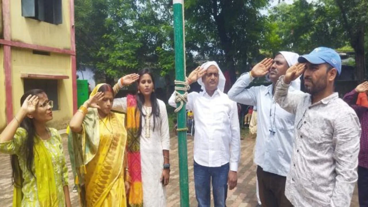 78th Independence Day, flag hoisting and tribute to martyrs in Saunda 'D' Panchayat