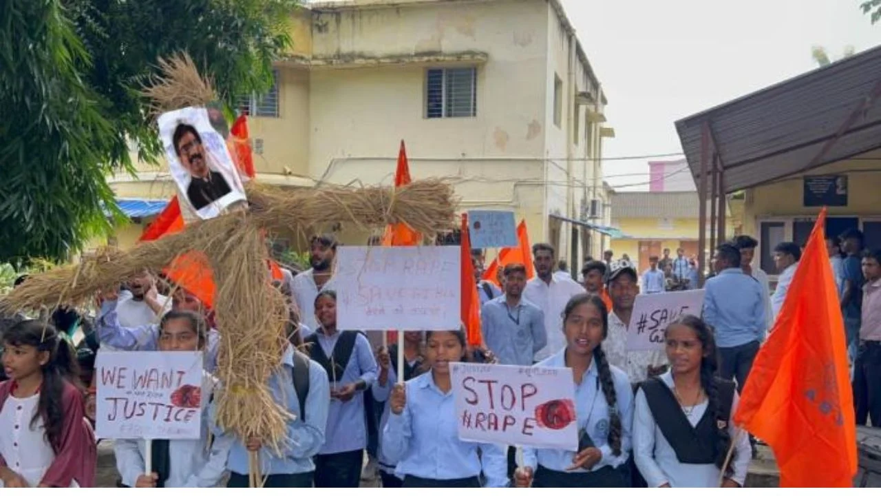 ABVP burnt the effigy of the Chief Minister in protest against the rape of minor tribal girls