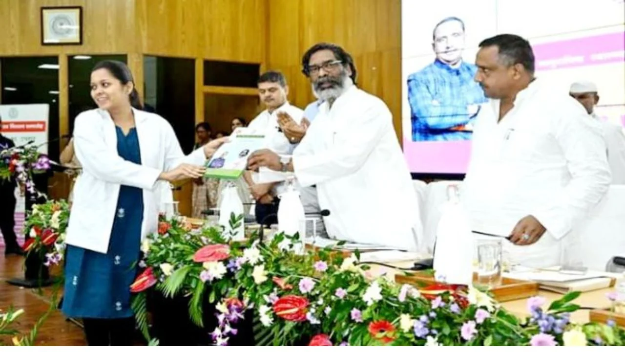 Chief Minister Hemant Soren handed over appointment letters to 365 community health officials.