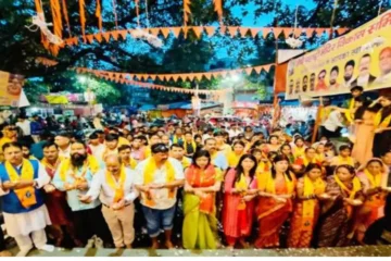 Grand evening Maha Aarti in the hill temple on the last Monday of Shravan month.