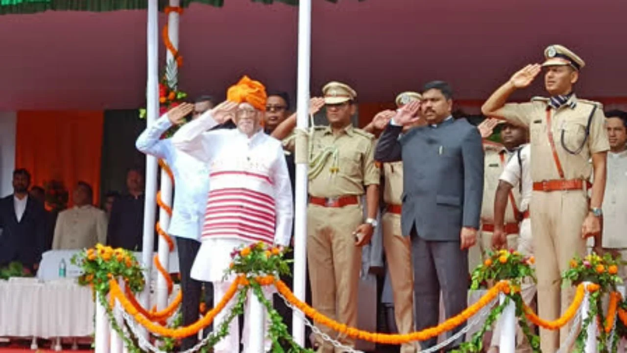 Independence Day 2024 Jharkhand Governor Santosh Kumar Gangwar hoisted the flag in Dumka, paid tribute to the brave sons