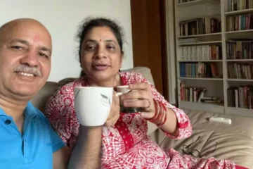 Share photo of him drinking tea with his wife