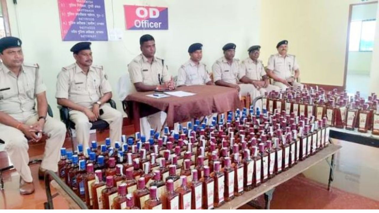 Vehicle carrying 316 bottles of illegal English liquor seized in Dhanbad, driver absconding