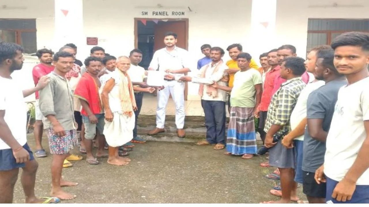 Villagers face huge problems due to water logging in rail underpass of Sidhwar, demand for permanent solution