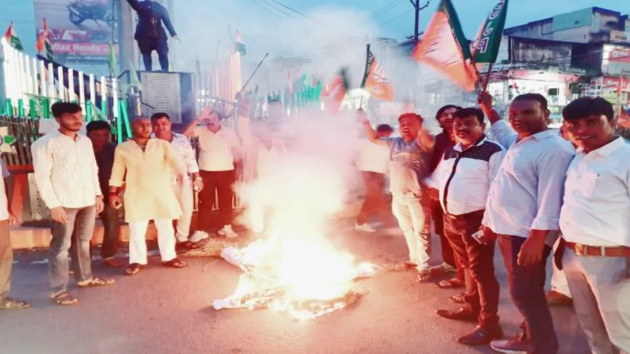 BJYM strongly protested against Hemant Soren government