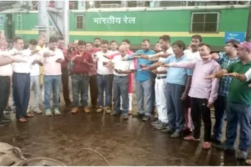 Cleanliness Fortnight started at railway stations in Barkakana and Patratu, railway workers took oath of cleanliness