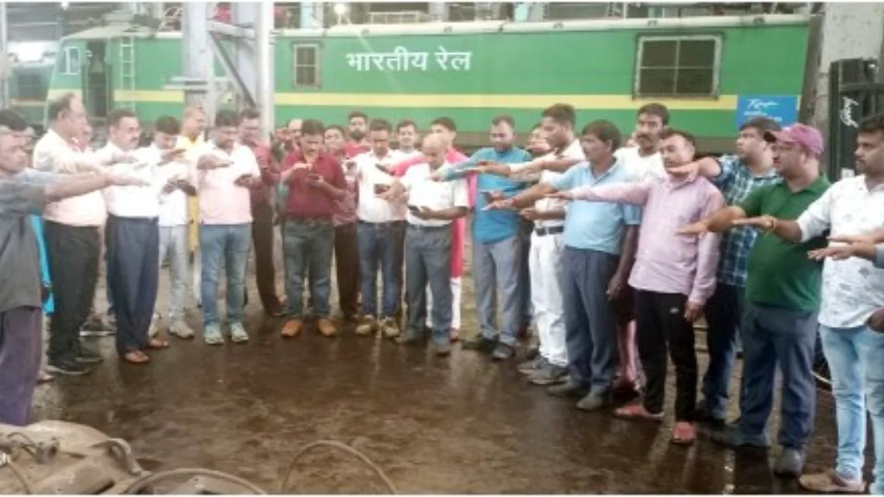 Cleanliness Fortnight started at railway stations in Barkakana and Patratu, railway workers took oath of cleanliness