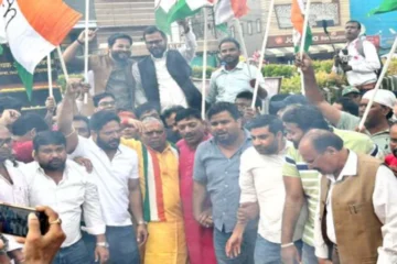 Congress burnt effigies of Navneet Bittu and Sanjay Gaikwad