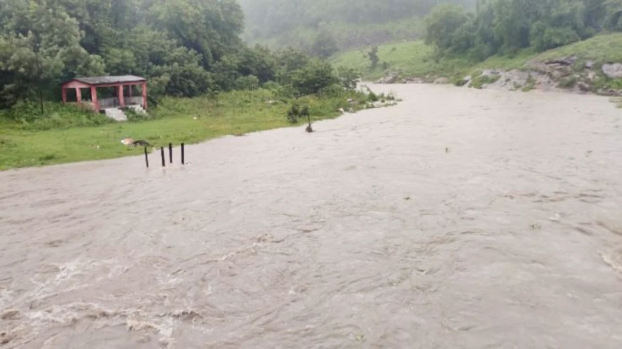 Impact of cyclone from Bay of Bengal, heavy rains and normal life disrupted in many areas of Jharkhand