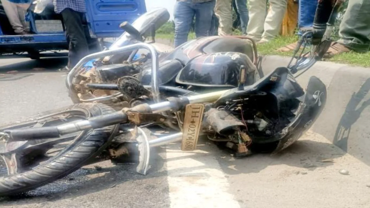 Three youths died in a road accident, angry people blocked NH 33