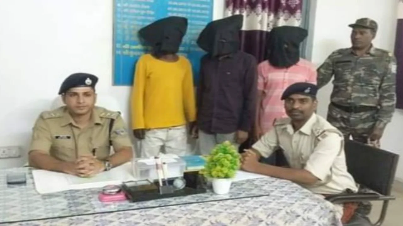 506 grams of opium recovered from a passenger bus coming to Gumla from Chhattisgarh, three arrested