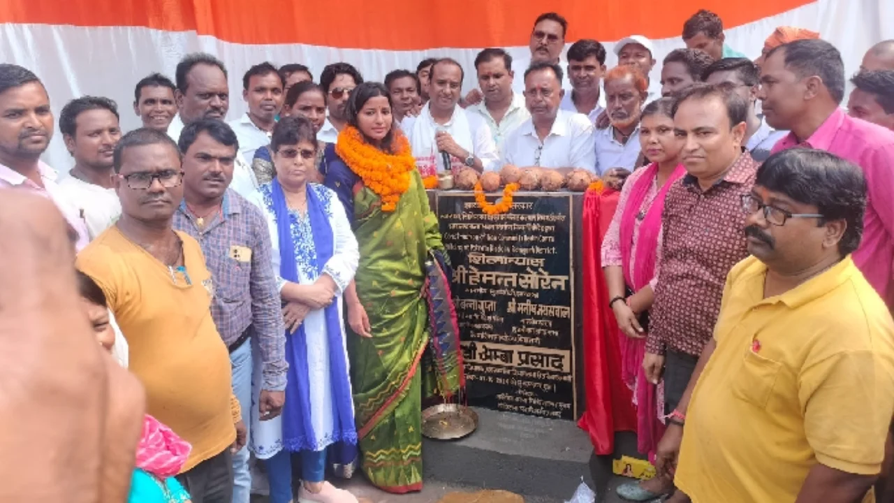 Barkagaon MLA Amba Prasad laid the foundation stone of 50 bed community health center