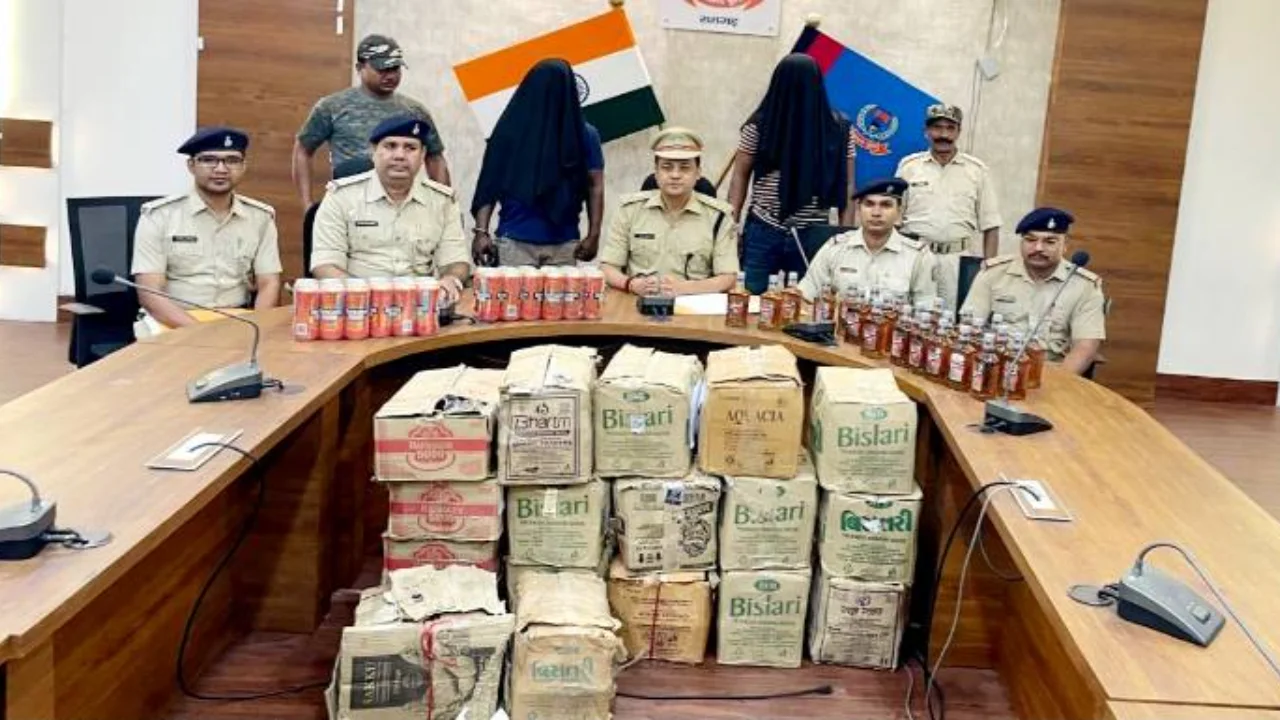 Big action by Ramgarh Police, 536 bottles of illegal liquor seized in Gola, shopkeeper arrested