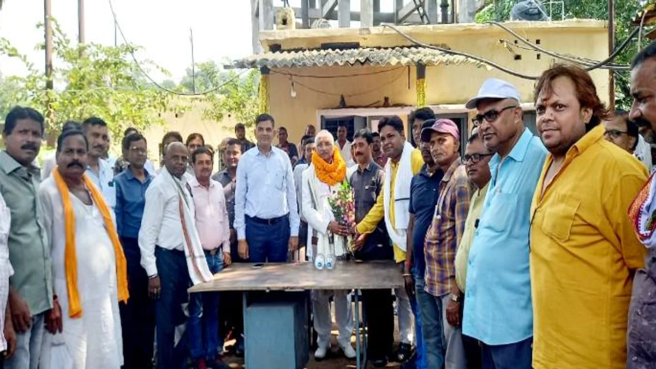 CCL worker Uday Singh and hospital staff get a grand farewell on retirement in Bhurkunda