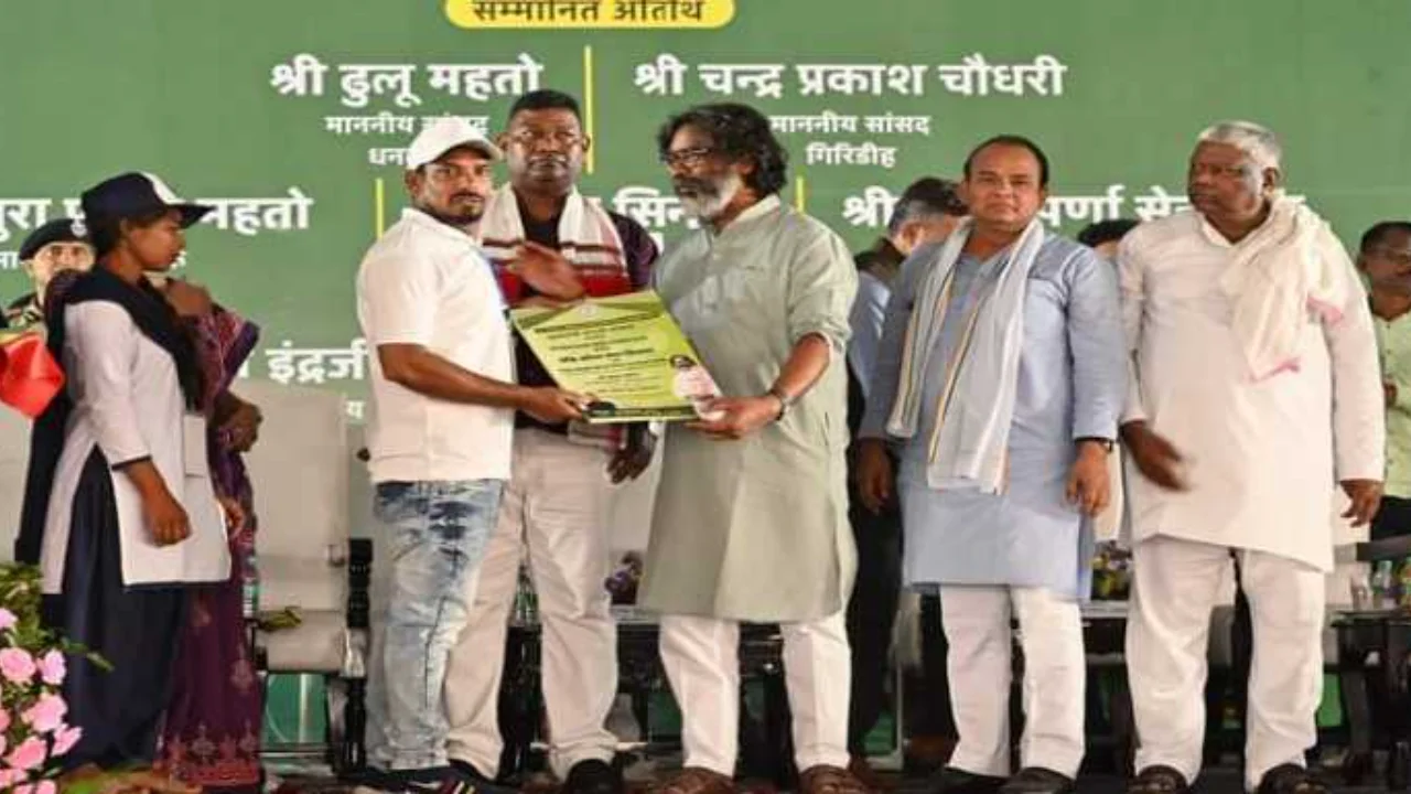 Chief Minister distributed job offer letters to 36,996 beneficiaries in Dhanbad.