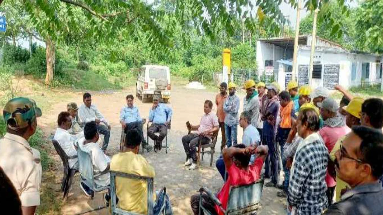 Contract laborers protested by stopping work in Balkudra open mine, agitation ended on assurance