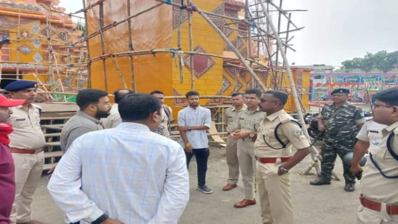 In view of security for Dhanbad Durga Puja, SSP inspected the puja pandals of the city.