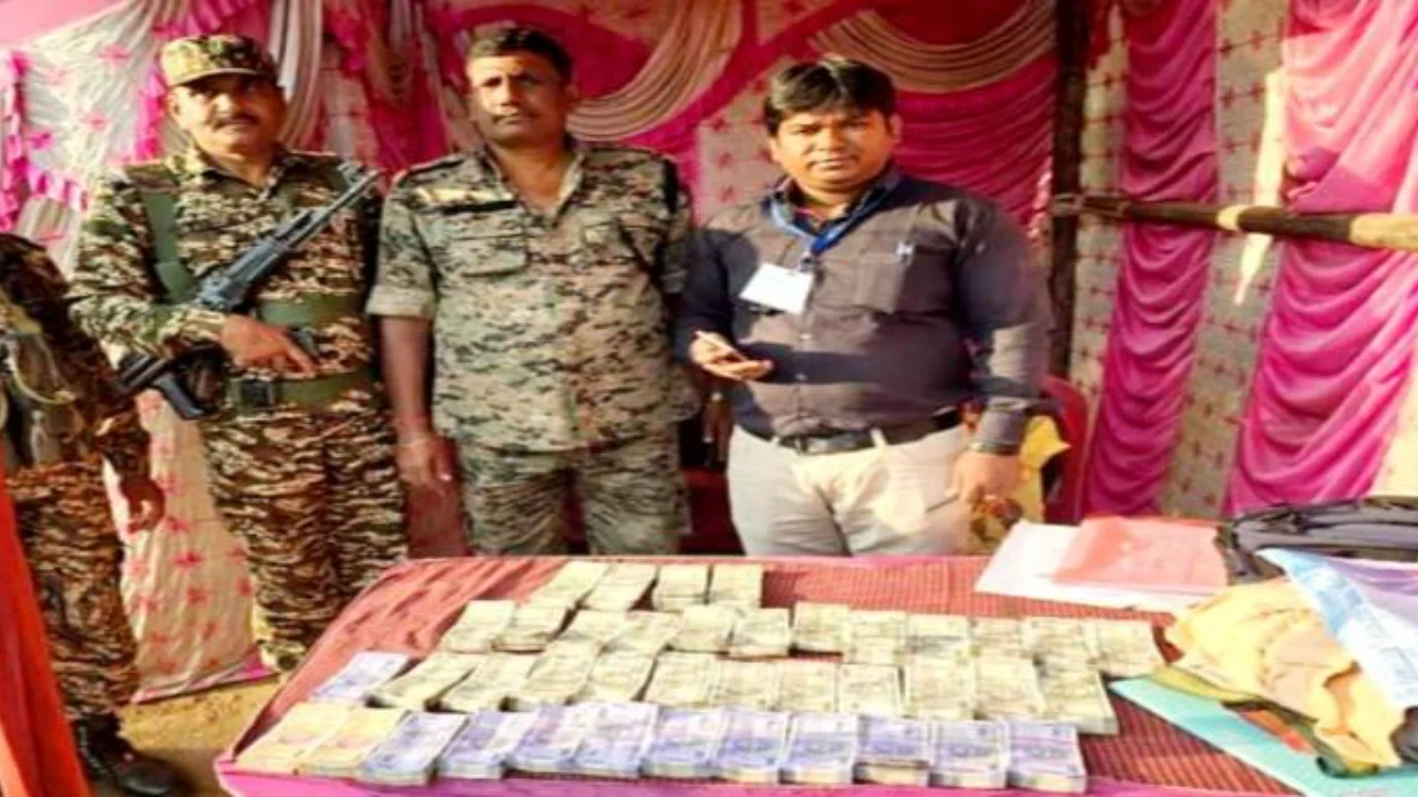 Police recovered Rs 15 lakh from bus during Latehar assembly elections