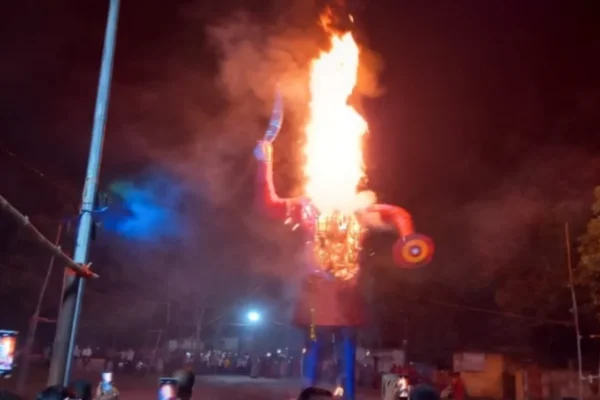 Ravana Dahan, the great festival of victory of truth over untruth, was celebrated with enthusiasm and fireworks in Bhurkunda