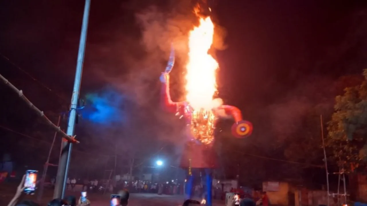 Ravana Dahan, the great festival of victory of truth over untruth, was celebrated with enthusiasm and fireworks in Bhurkunda