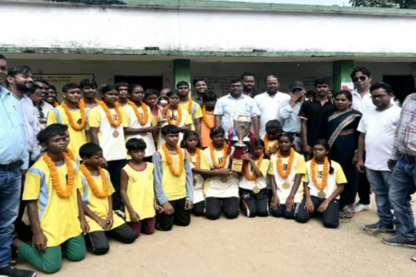 Students of Upgraded Middle School, Siur won the title of Girls Under-17 Kho-Kho competition