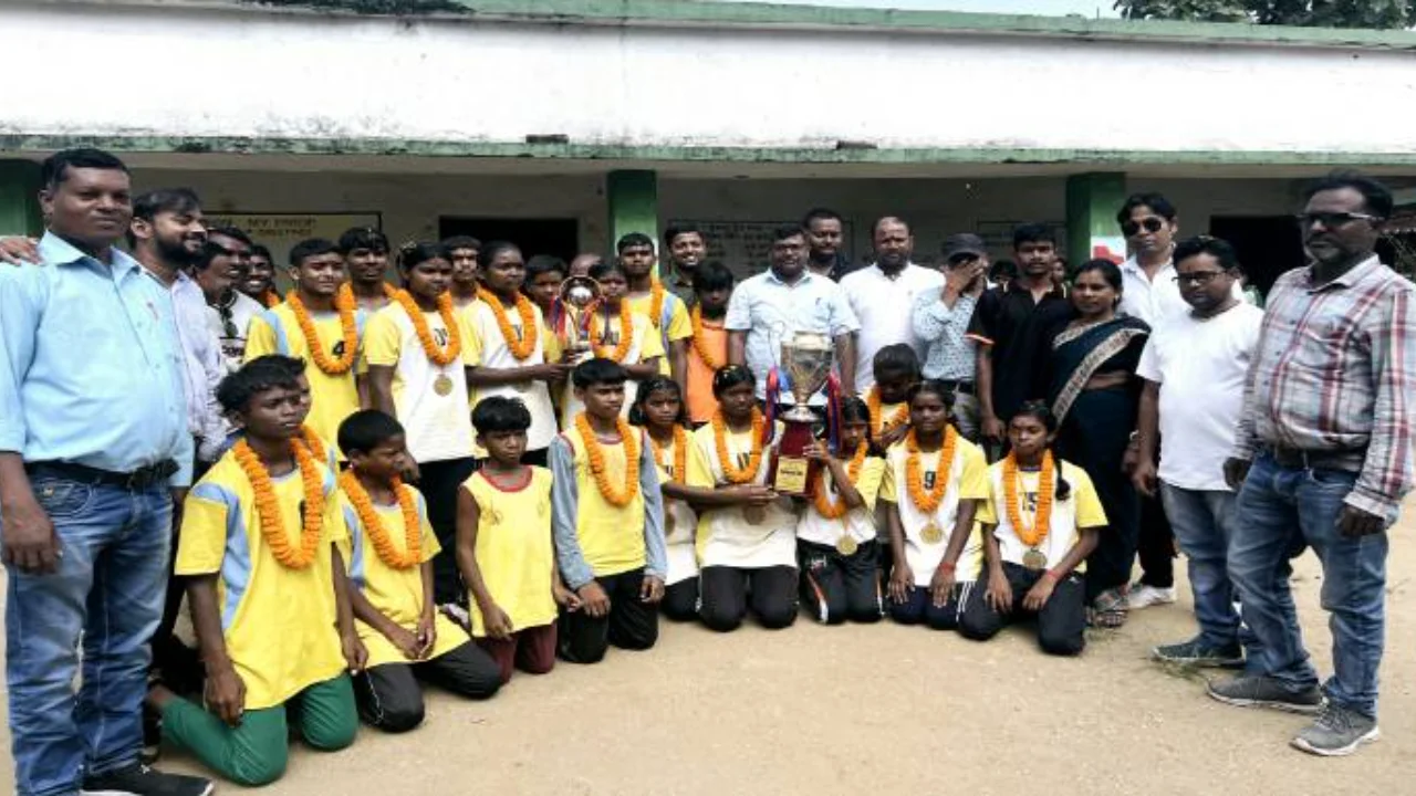 Students of Upgraded Middle School, Siur won the title of Girls Under-17 Kho-Kho competition