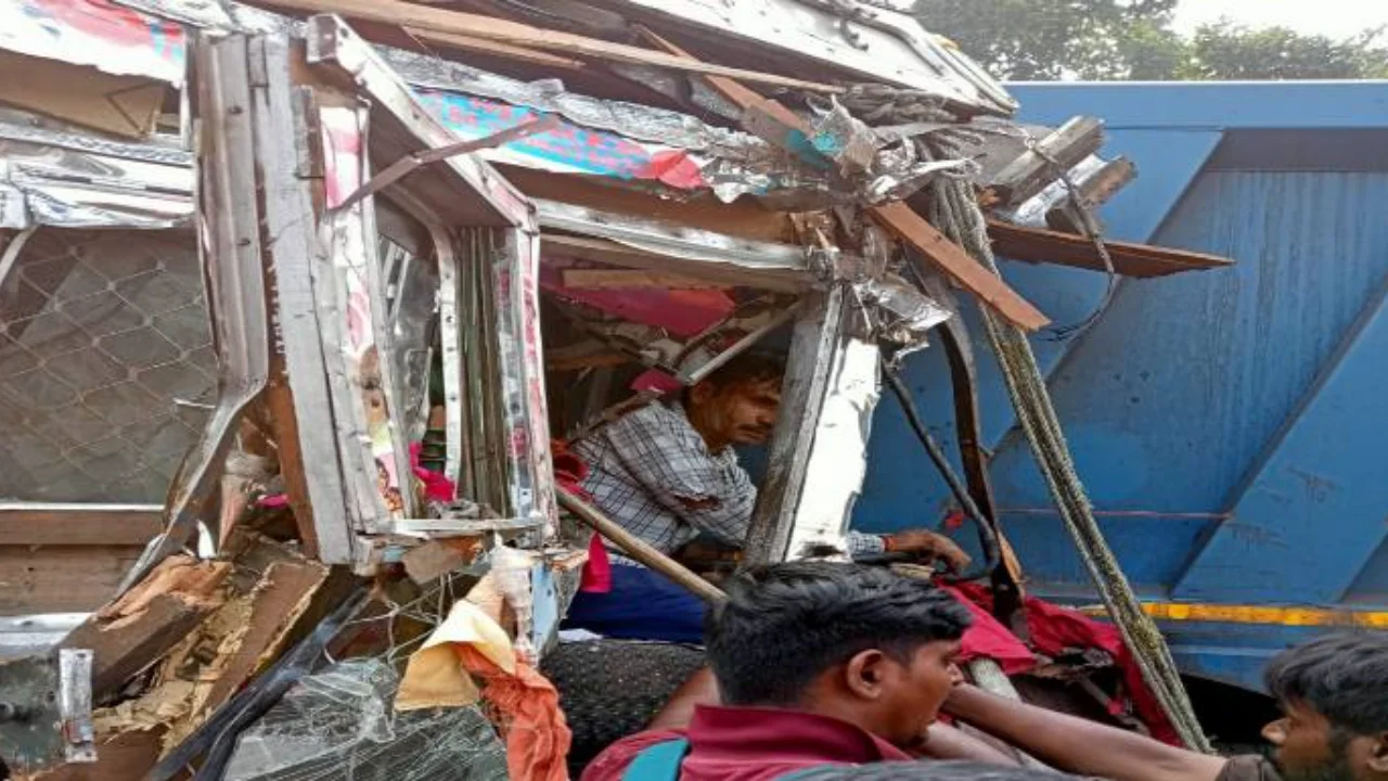 Truck and highway collide on Barkagaon main road, one dead, two injured