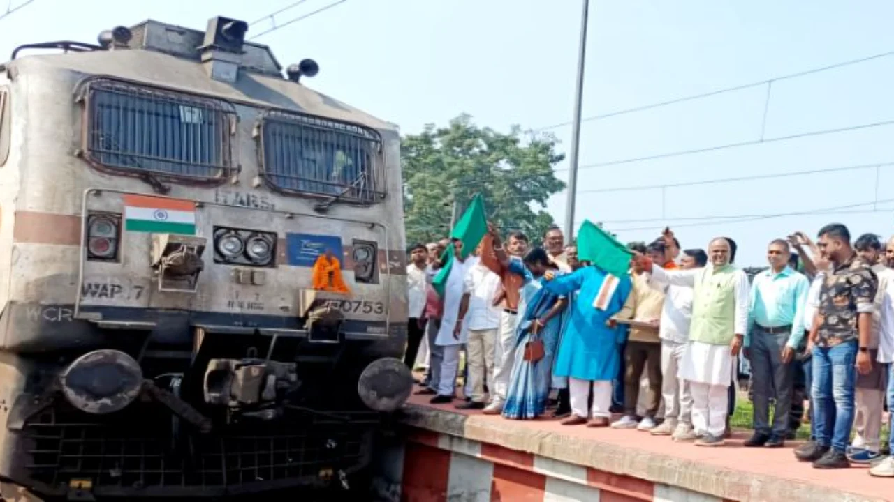 Two-minute stoppage of Shaktipunj Express begins at McCluskieganj railway station