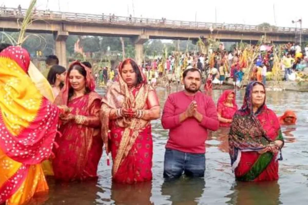 Arghya to the setting sun at Nalkari river ghat of Bhurkunda