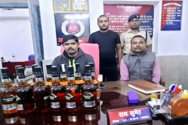 Coach-attendant-of-Palamu-Express-train-arrested-was-carrying-foreign-liquor-to-Bihar