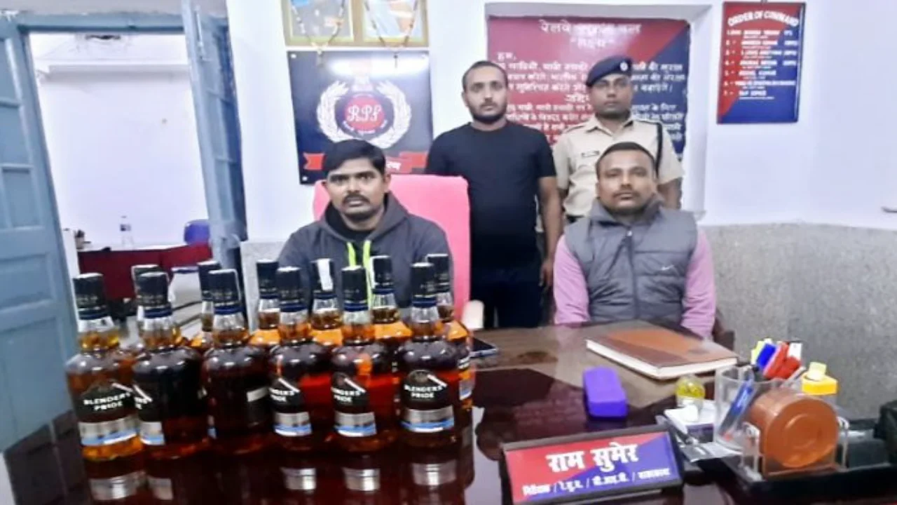 Coach-attendant-of-Palamu-Express-train-arrested-was-carrying-foreign-liquor-to-Bihar