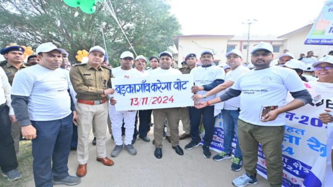 District-administration-took-out-voter-awareness-rally-in-Patratu-regarding-assembly-elections