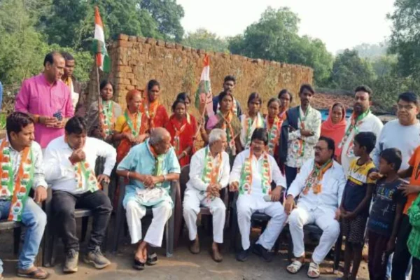 In view of the assembly elections, former Agriculture Minister Yogendra Sao launched a public relations campaign in Saunda 'D' Panchayat