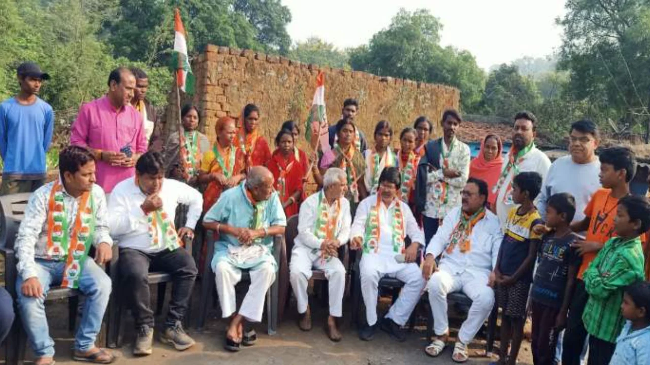 In view of the assembly elections, former Agriculture Minister Yogendra Sao launched a public relations campaign in Saunda 'D' Panchayat