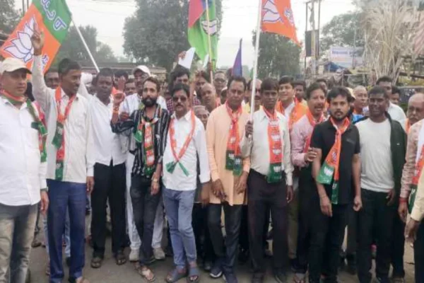 NDA-alliance-conducted-foot-march-in-favor-of-BJP-candidate-Roshanlal-in-Bhurkunda