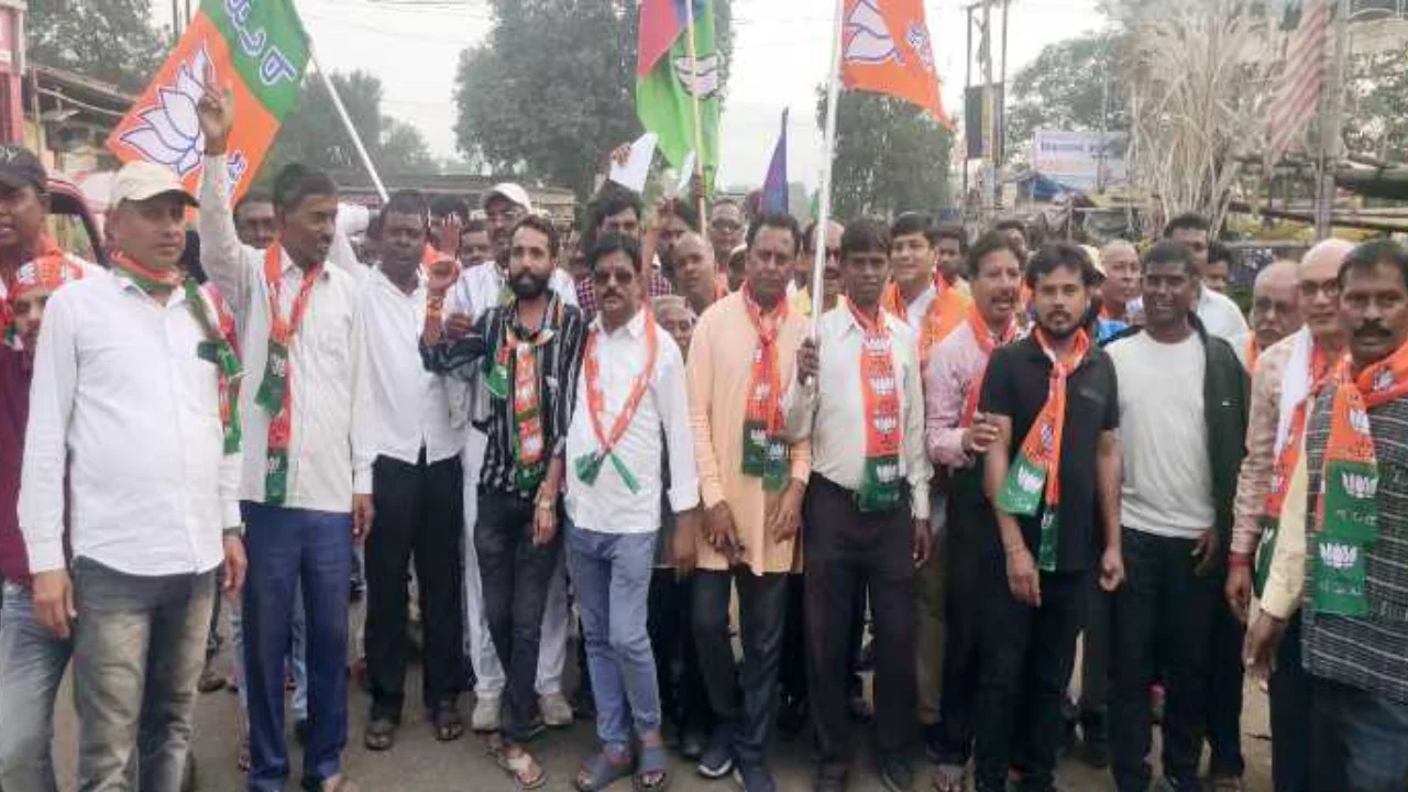 NDA-alliance-conducted-foot-march-in-favor-of-BJP-candidate-Roshanlal-in-Bhurkunda