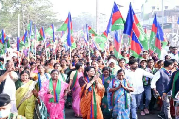 NDA-took-out-a-padyatra-in-Dumri-and-appealed-to-make-Yashoda-Devi-win