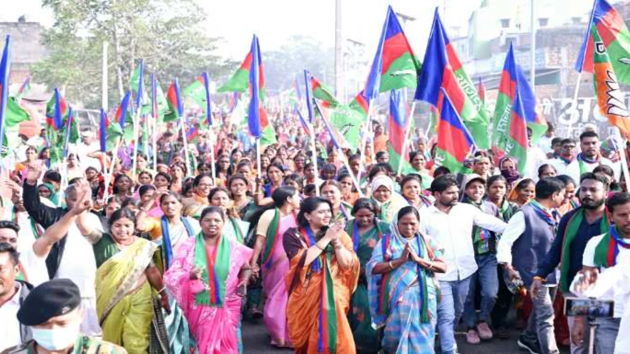 NDA-took-out-a-padyatra-in-Dumri-and-appealed-to-make-Yashoda-Devi-win