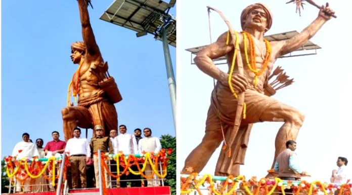 Ramgarh-district-administration-garlanded-the-statue-of-Birsa-Munda