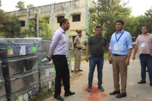 Randomization of EVMs of assembly seats of East Singhbhum district completed, EVMs are being arranged booth wise in the strong room