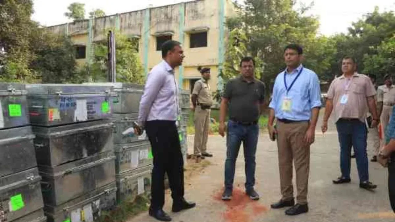 Randomization of EVMs of assembly seats of East Singhbhum district completed, EVMs are being arranged booth wise in the strong room