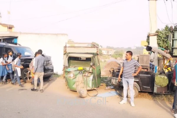 Scorpio-hits-two-parked-autos-in-Bhurkunda-no-casualties