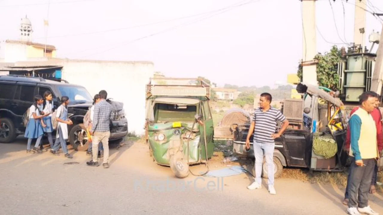 Scorpio-hits-two-parked-autos-in-Bhurkunda-no-casualties