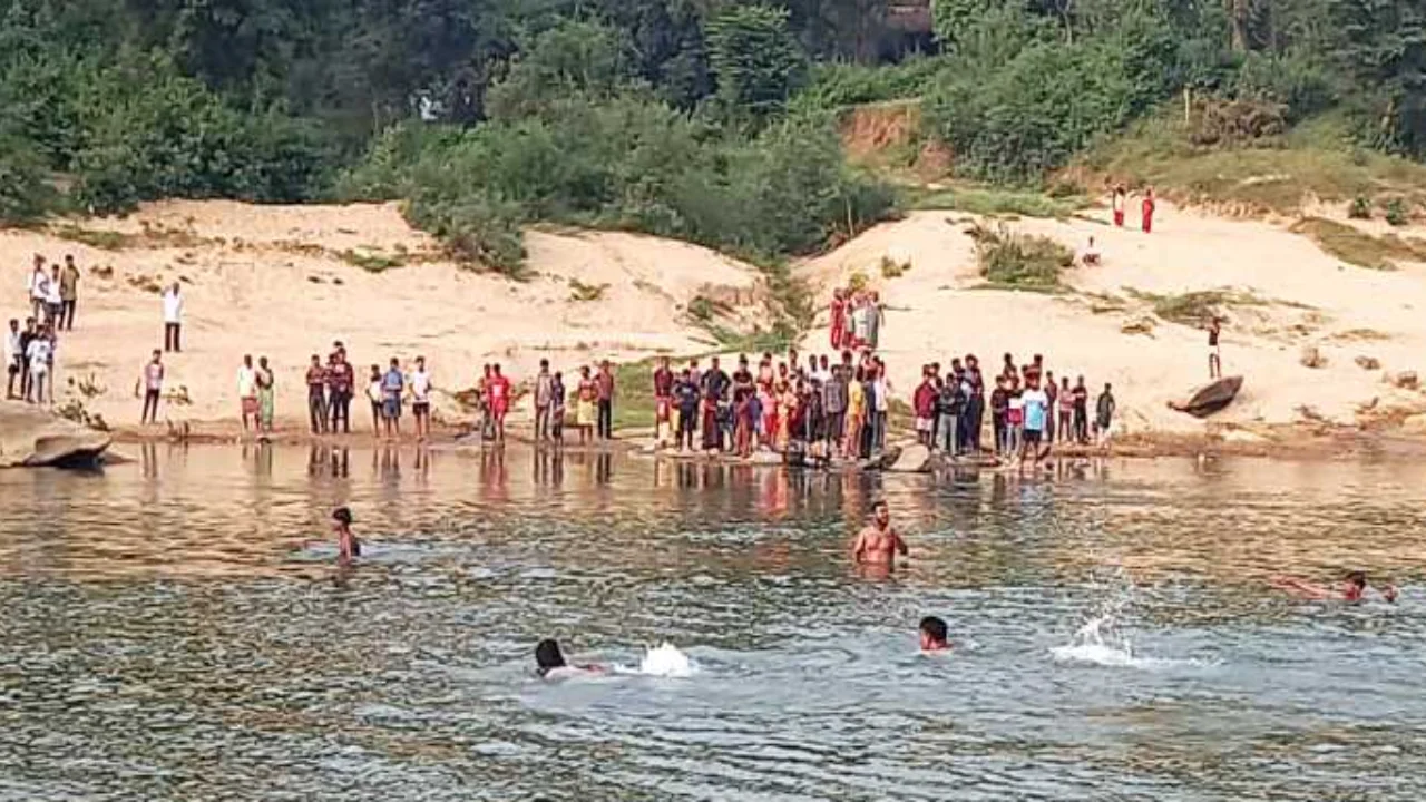 There was a stir due to the drowning of two youths near Chhath Ghat in Damodar river.