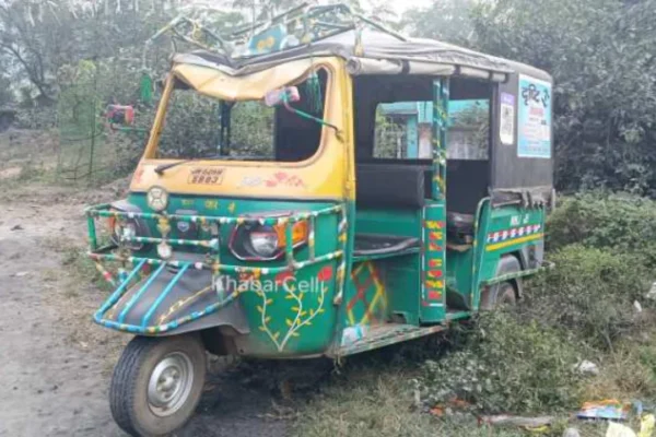 Uncontrolled-auto-overturns-in-Bhurkunda-driver-and-father-daughter-injured