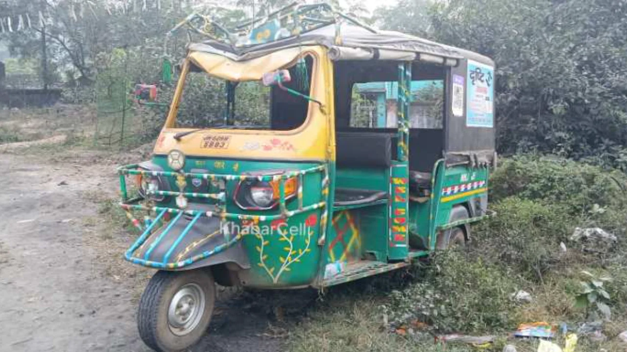 Uncontrolled-auto-overturns-in-Bhurkunda-driver-and-father-daughter-injured